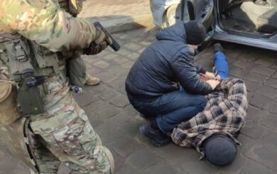 2000 доларів за життя: чоловік і спільник планували вбивство жінки вибухівкою