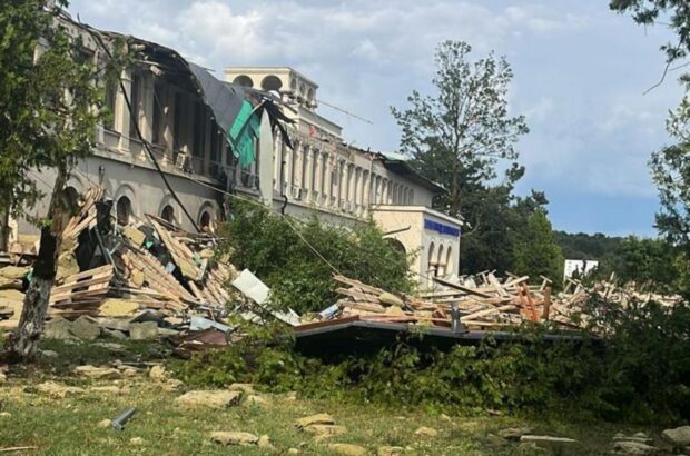 Раптова негода в столиці Румунії: одна жертва, десятки пошкоджень