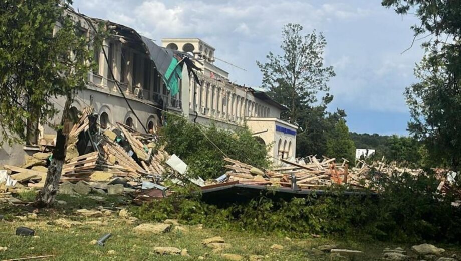 Раптова негода в столиці Румунії: одна жертва, десятки пошкоджень