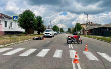 74-летняя байкерка не поделила перекресток с молодым мотоциклистом