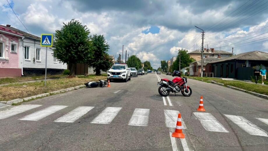 74-летняя байкерка не поделила перекресток с молодым мотоциклистом