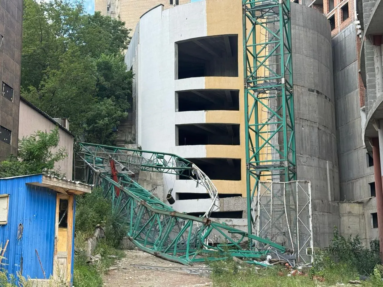 Кран на ''Міраксі'' не витримав бездіяльності — впав від нудьги, жартують у ''Викривачі''