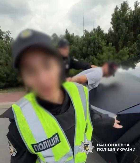 Блогерів у Києві оштрафували за відео у формі поліцейських