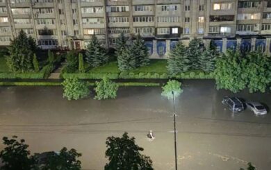 Люди плыли, авто глохли: инфраструктура Нетешина не выдержала непогоды