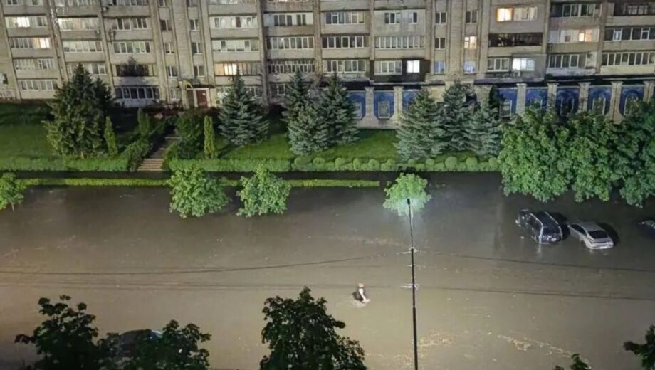 Люди плыли, авто глохли: инфраструктура Нетешина не выдержала непогоды