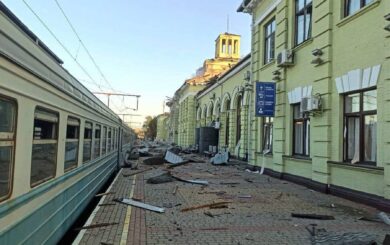 Массированная атака на Лозовую: россияне сравняли вокзал с землей, погибли и ранены