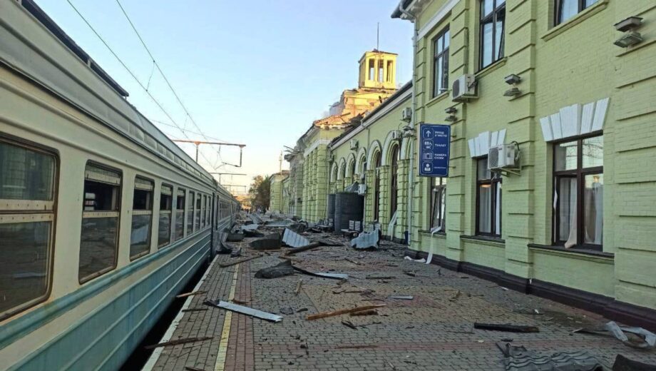 Массированная атака на Лозовую: россияне сравняли вокзал с землей, погибли и ранены