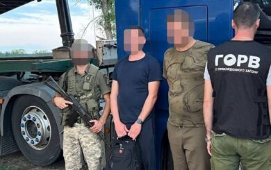 Батько і син облаштували схованки в вантажівках для незаконного переправлення чоловіків
