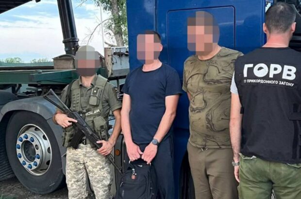 Батько і син облаштували схованки в вантажівках для незаконного переправлення чоловіків