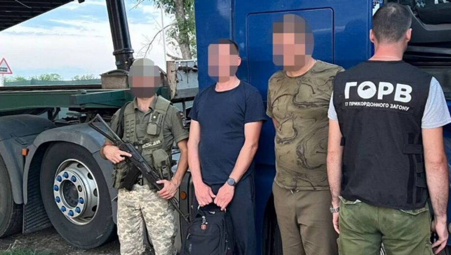 Батько і син облаштували схованки в вантажівках для незаконного переправлення чоловіків