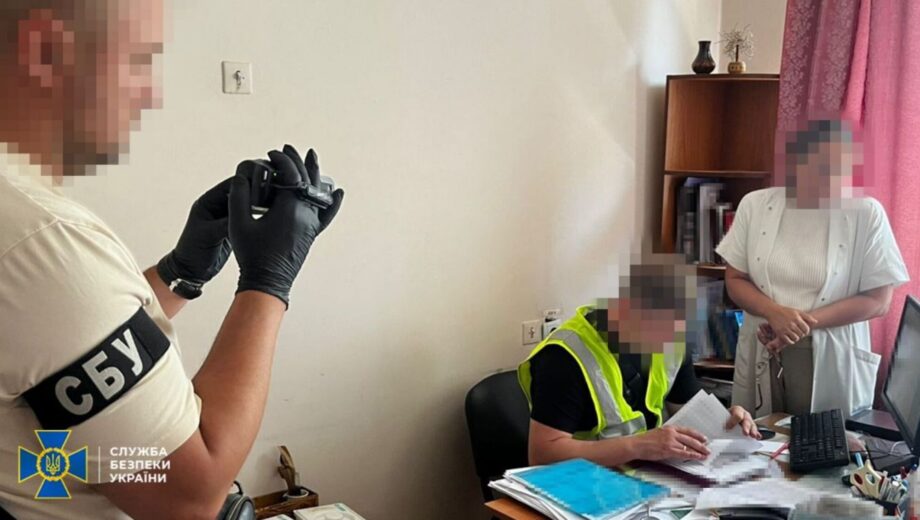 СБУ и Нацполиция задержали адвоката и врачей, продававших фиктивные справки для ухилянцев