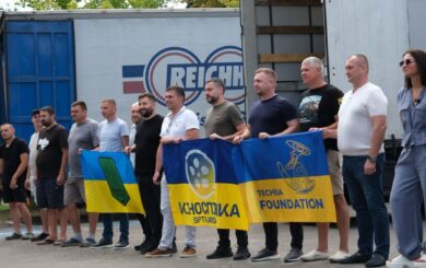 Волонтеры »Паутина» доставили пять фур сеток на фронт для защиты украинских военных