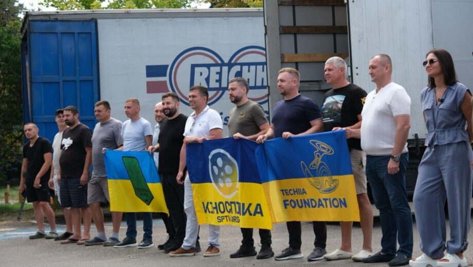 Волонтеры »Паутина» доставили пять фур сеток на фронт для защиты украинских военных