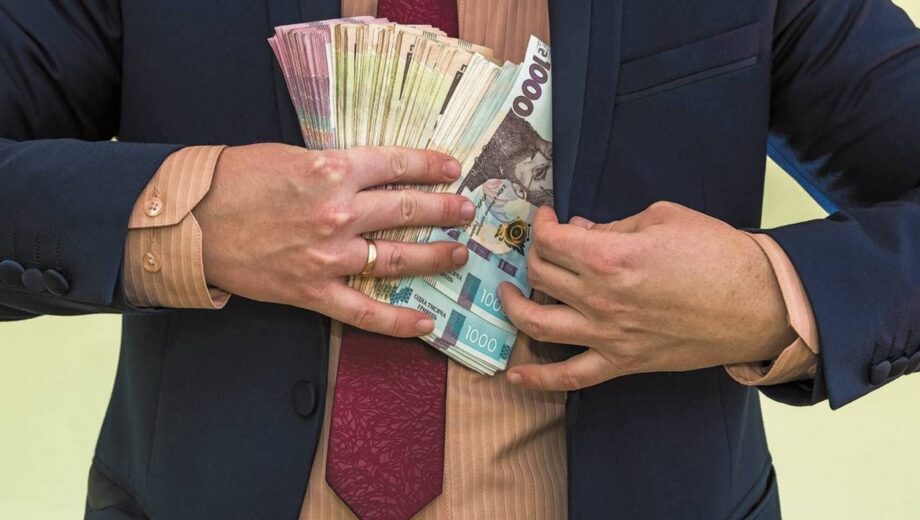 Кабмін встановив річний ліміт премій держслужбовців – не більше 30% зарплати