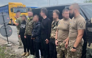 ДБР разоблачило схему незаконной переправки мужчин с участием столичного инспектора