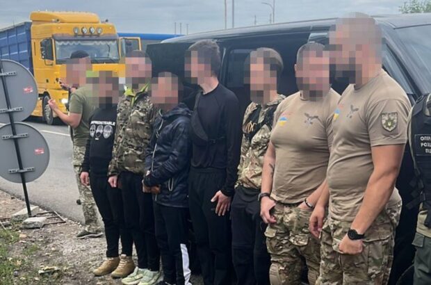 ДБР викрило схему незаконного переправлення чоловіків за участю столичного інспектора