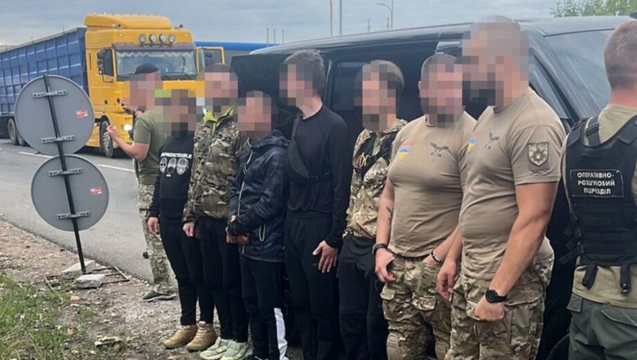 ДБР разоблачило схему незаконной переправки мужчин с участием столичного инспектора