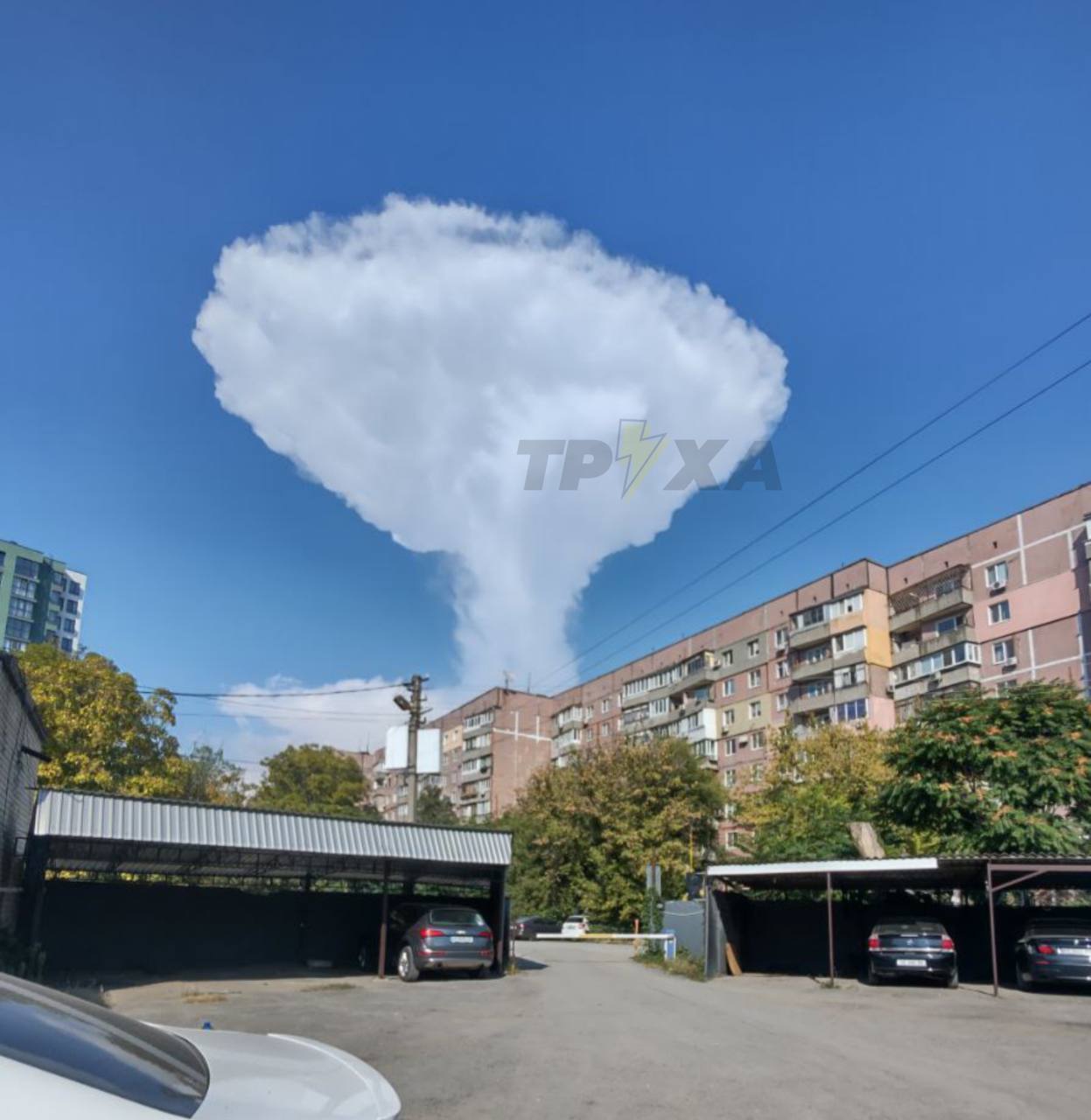 В небе над Днепром горожане увидели ''ядерный гриб''