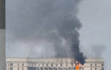 Над будівлею уряду України видно дим після атаки дронів