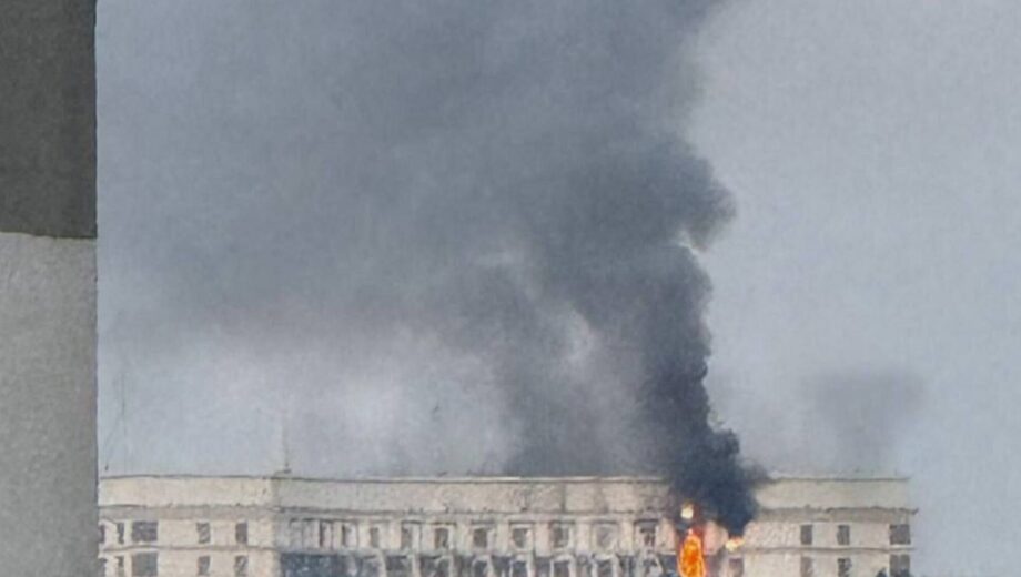 Над будівлею уряду України видно дим після атаки дронів