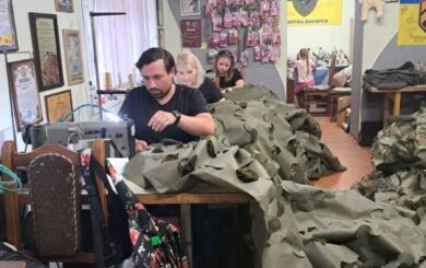 Руководство Львовского колледжа выгоняет из общежития волонтеров, которые производили маскировочные сетки для ВСУ