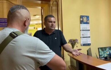 Благодійність – під замком: мер Змієва на Харківщині виганяє волонтерів з приміщення
