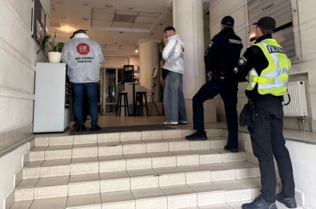 В Киеве полиция проводит обыск в бизнес-центре через мошеннический колл-центр