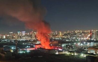Мощный пожар охватил территорию вблизи Уральского турбинного завода в Екатеринбурге