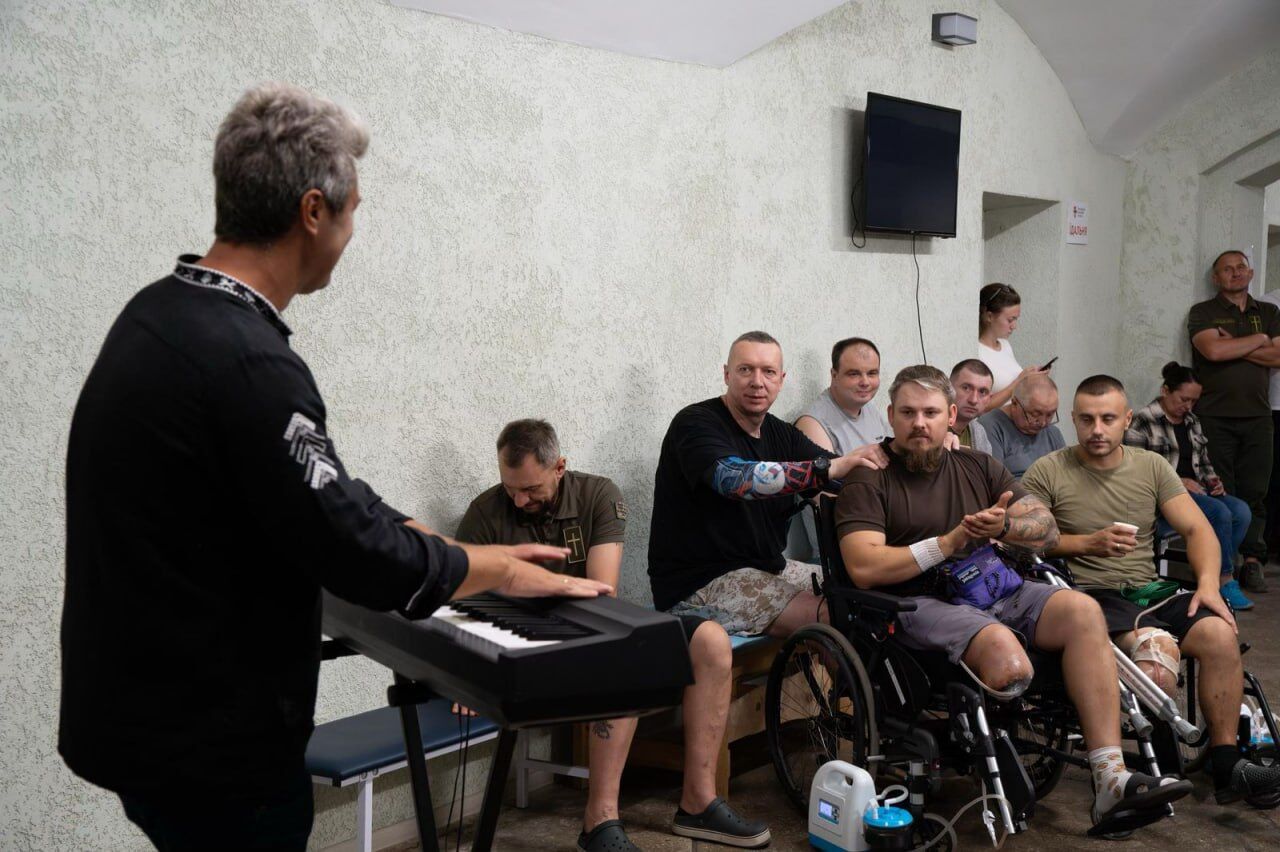 Объединяющая сердца музыка: Евгений Хмара и фонд ''Надежда'' поддерживают медиков и защитников Украины