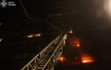 Нічний удар по Києву: у ДСНС показали фото наслідків обстрілу