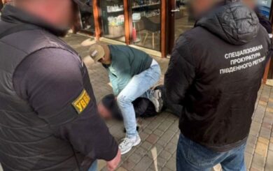 На Одещині зловили правоохоронця, який допомагав чоловікам уникнути призову