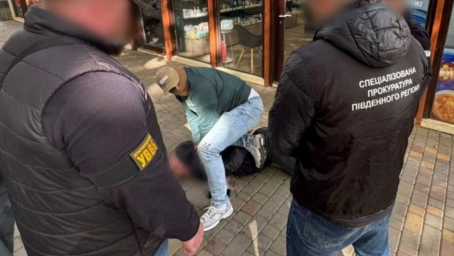 В Одесской области поймали правоохранителя, который помогал мужчинам избежать призыва
