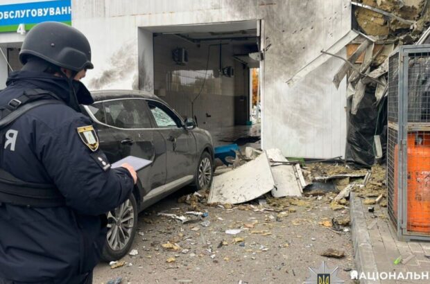 FPV-дрон влучив у АЗС у Сумах: двоє жінок дістали поранення