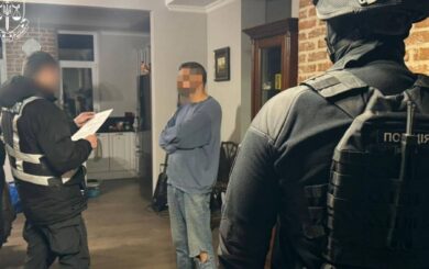 У Києві викладача університету Карпенка-Карого підозрюють у насильницьких діях щодо студенток