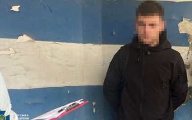СБУ задержала агента ФСБ, который фотографировал и поджигал машины украинских офицеров