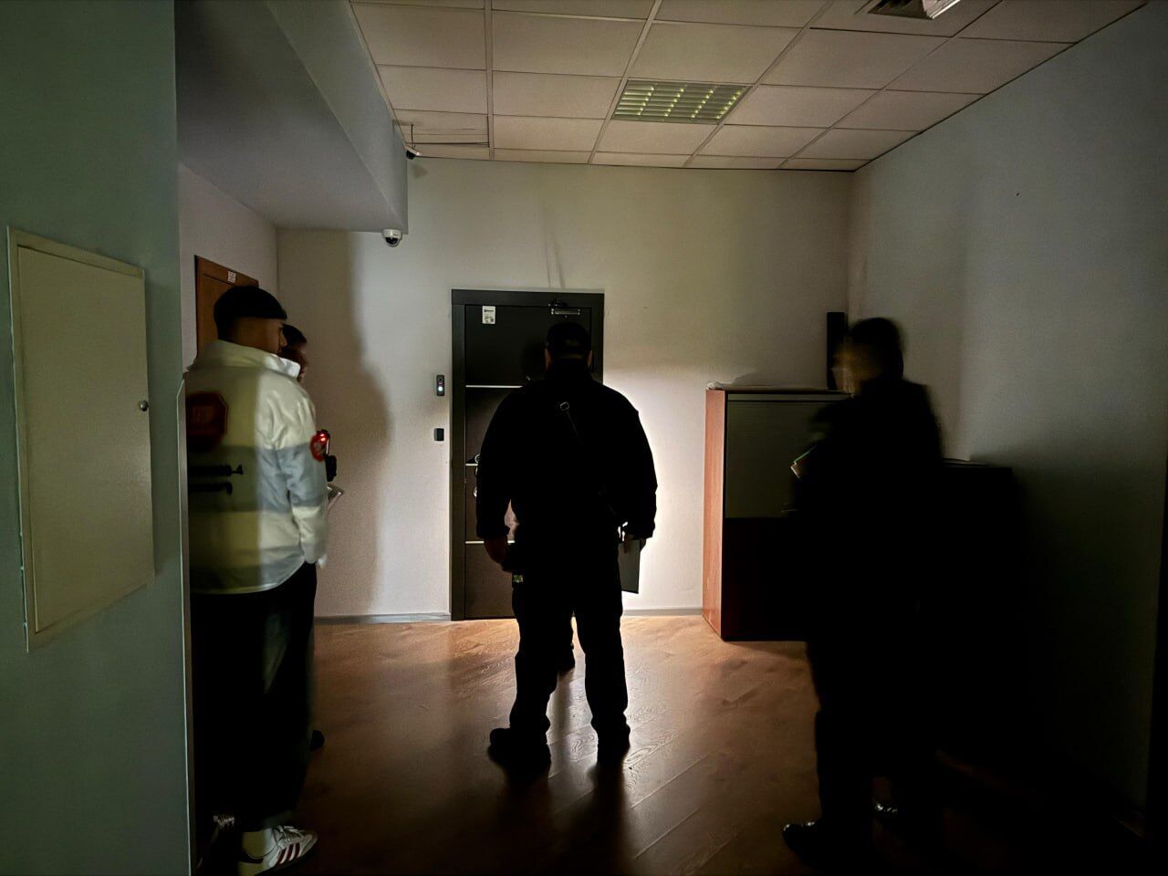 Вхід на 5-й поверх бізнес-центру, де зафіксовано роботу шахрайського офісу.