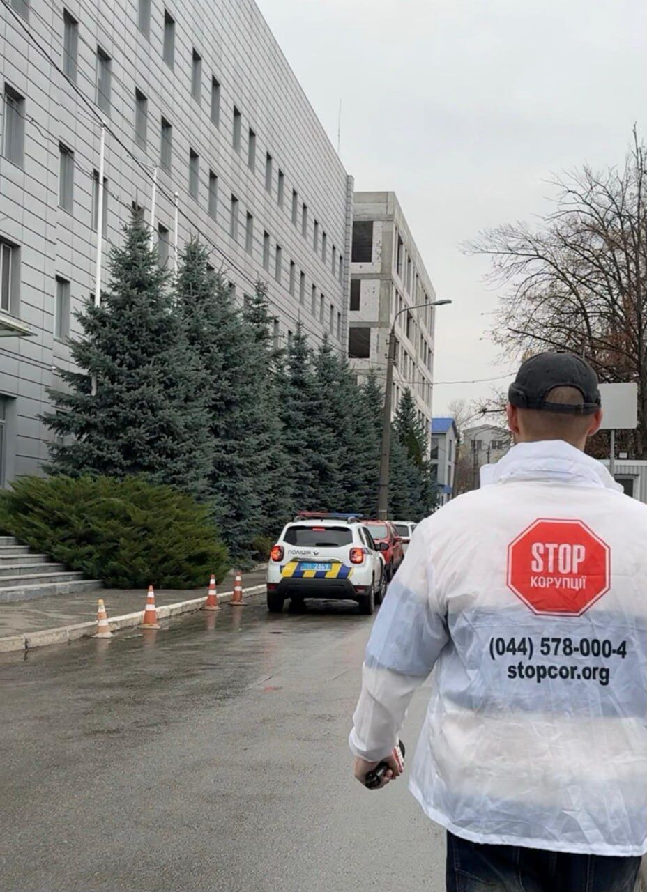 Під’їзд до БЦ ''FIM Центр'' на вул. Лінійна, 17, де працює псевдоінвестиційний кол-центр