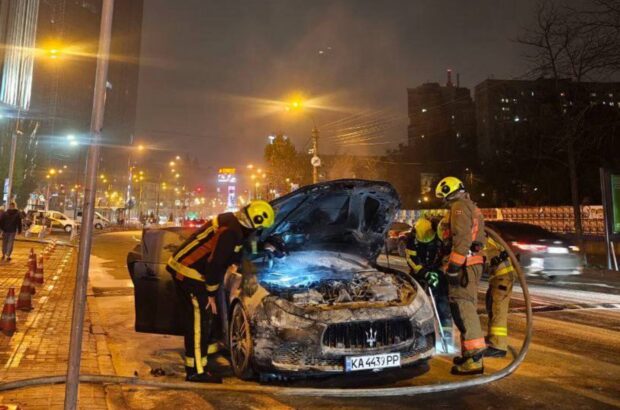 Пожежа в центрі Києва: на Печерську згорів автомобіль Maserati