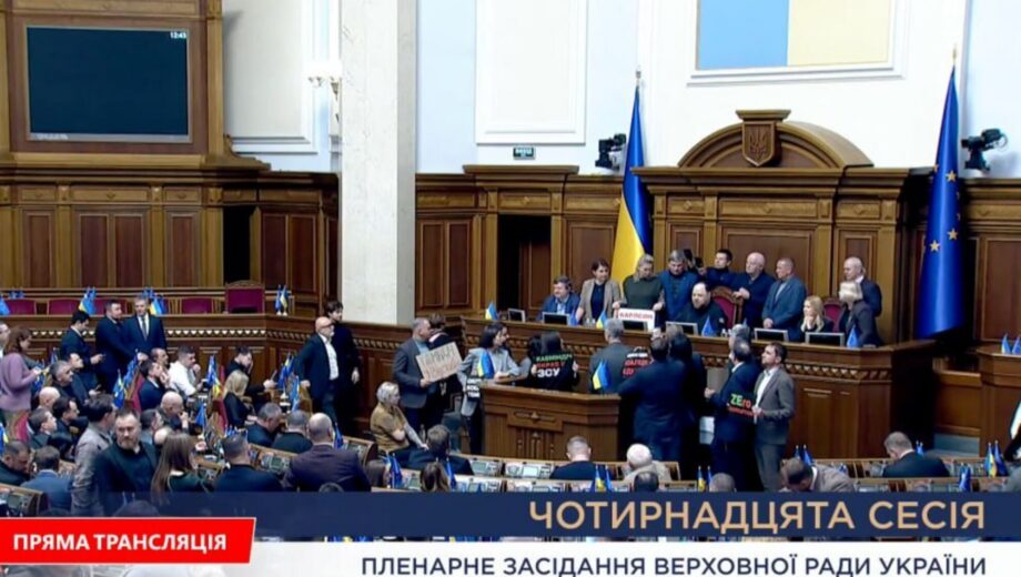 Рада не смогла отправить в отставку министров: трибуну заблокировали нардепы Порошенко