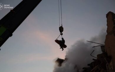 »Он – живой»: из-под завалов в Тернополе спасли 20-летнего парня