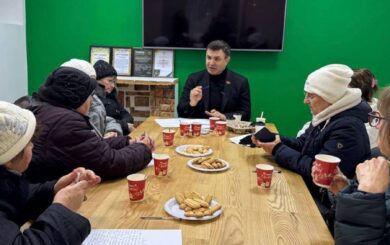 Подарки по-новому: нардеп Тищенко заботится о бабушках