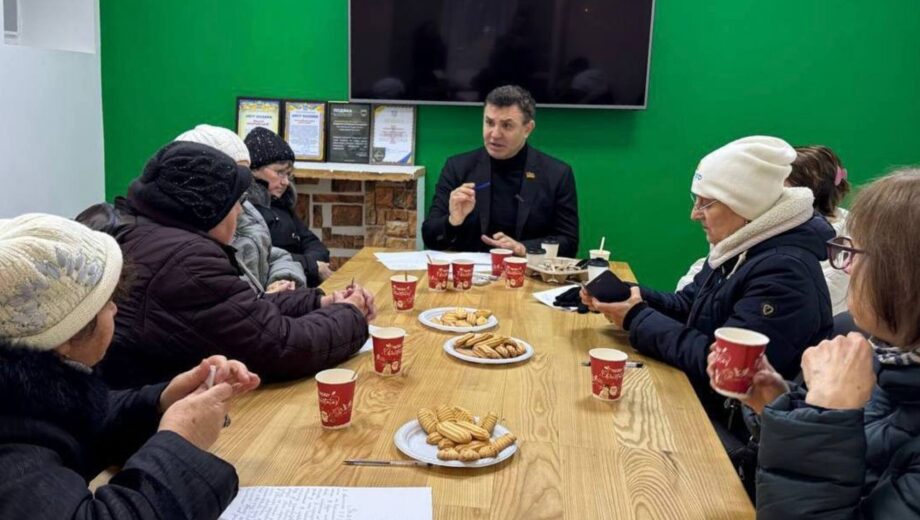 Подарки по-новому: нардеп Тищенко заботится о бабушках