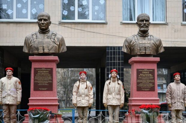 В оккупированном Донецке открыли бюст сына должностной лица ЦРУ, погибшего в армии рф