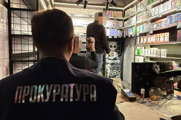 Правоохоронці припинили нелегальне виробництво вейп-рідин потужністю до 2 тисяч наборів на добу