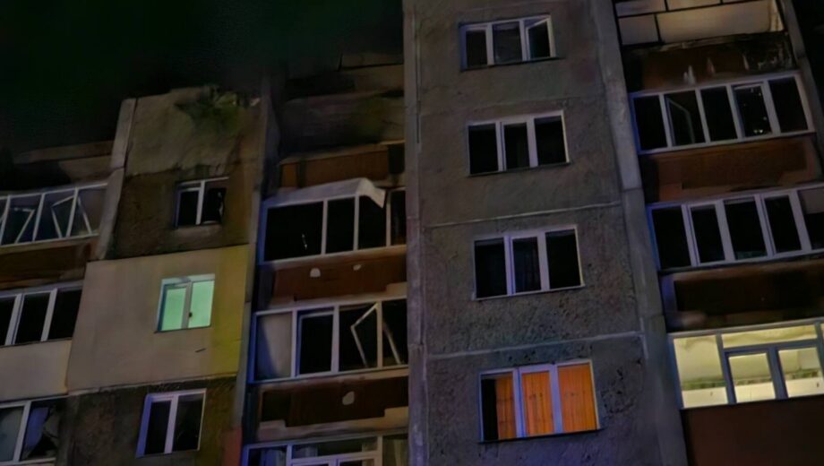 Вражеский дрон атаковал многоэтажку в Чернигове: обошлось без жертв