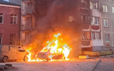 Атака дрона на Чернигов: пожар в квартире и уничтоженные автомобили