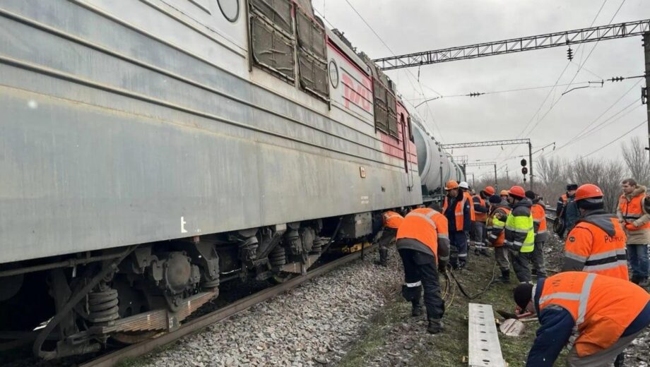 Через сходження вантажного локомотива в рф затримали десятки поїздів