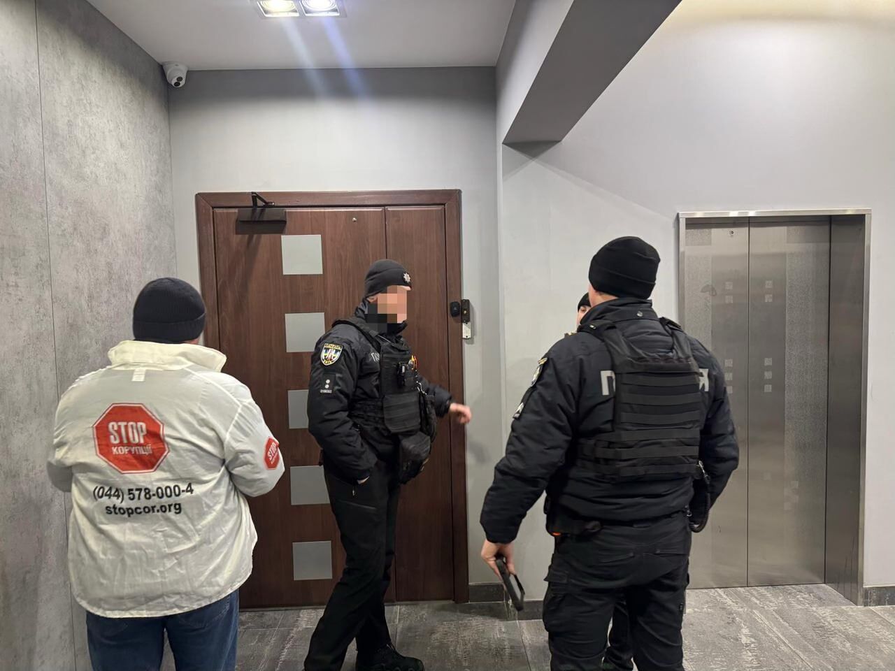 Журналисты вместе с правоохранителями