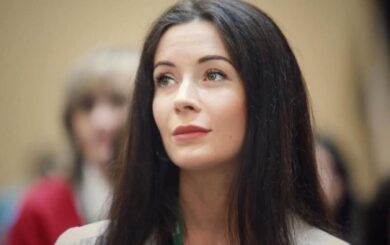 Подозреваемая во взяточничестве нардепка от »Слуги народа» хранит сотни тысяч долларов наличными и владеет MERCEDES