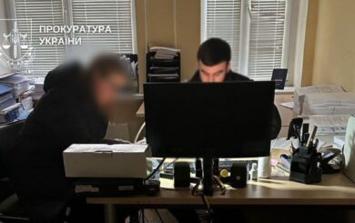 В Киеве чиновница заработала на свете для школьников почти 2 миллиона гривен